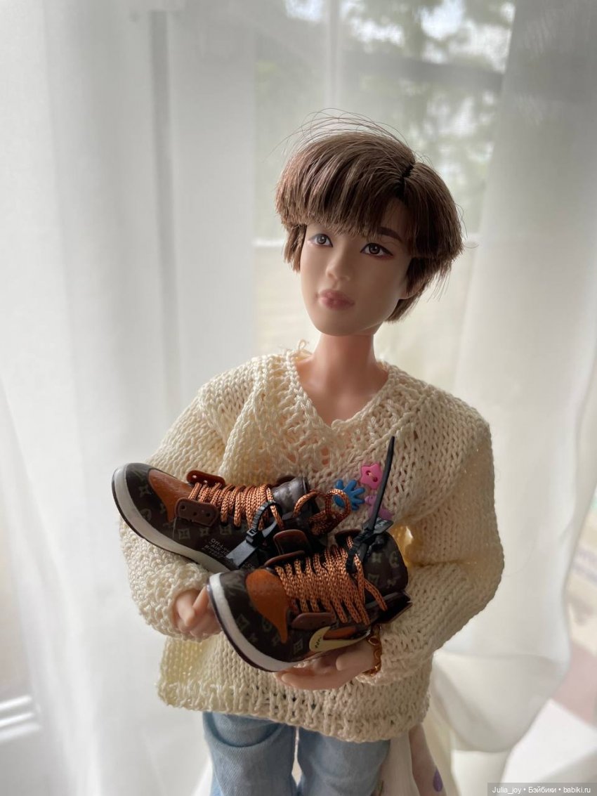 Если мерить в ЛуиВитонах, сколько будет