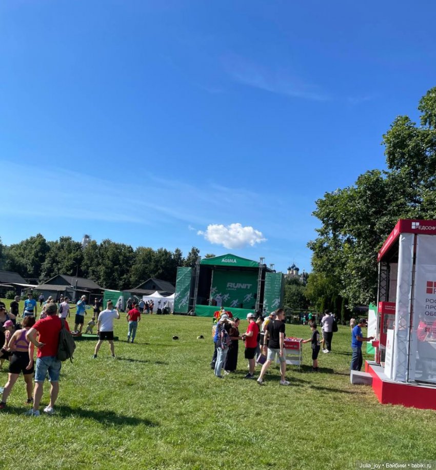 Волонтеры или пикник на обочине беговой дорожки