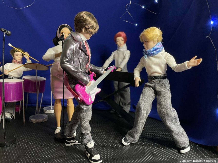 Трава у дома. С Днем космонавтики