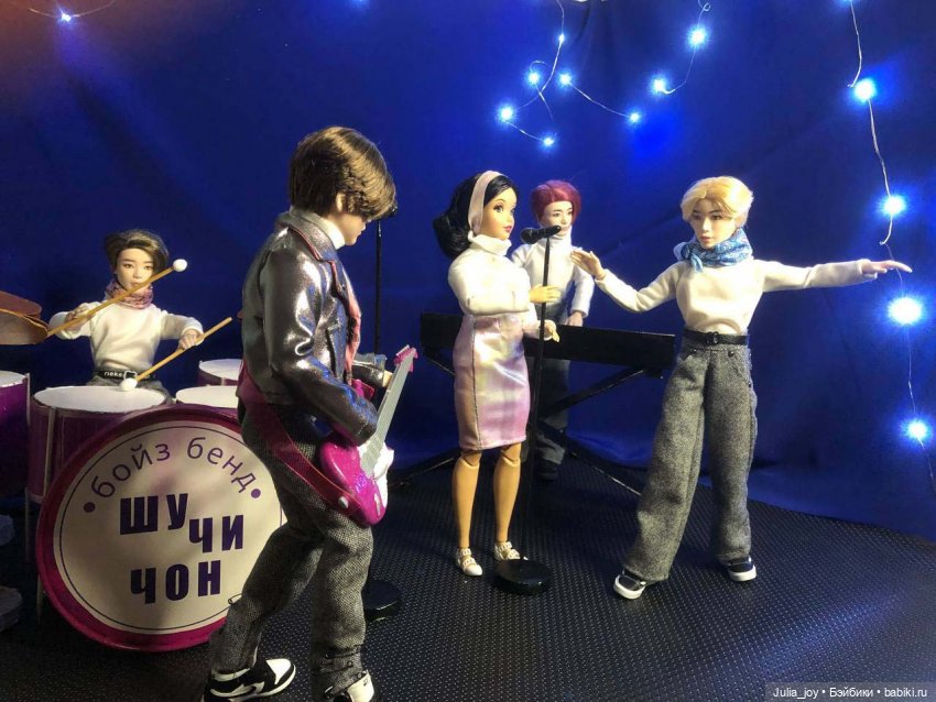 Трава у дома. С Днем космонавтики