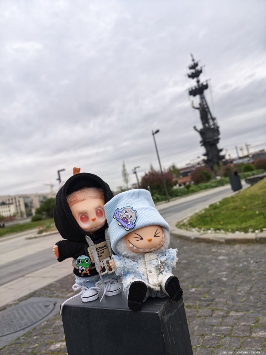 Памятник бомжу, море цветов или как сделать прогулку солнечной
