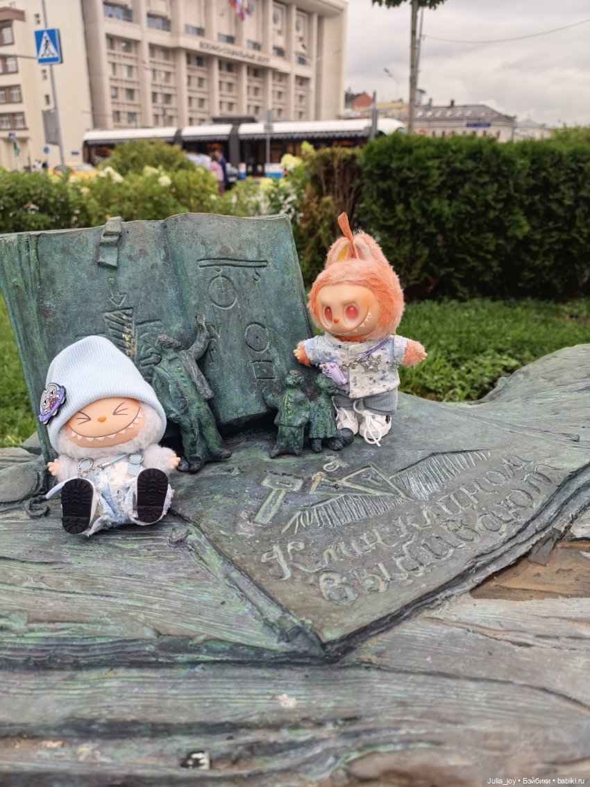 Лабубыши в мастерской по кастомизации текстильных вещей