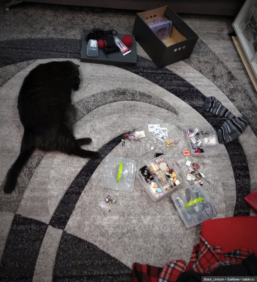 Карты, деньги, два стола — Мебель для кукол и домиков: фото (фото 9)