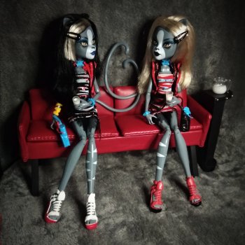 Диван и столик