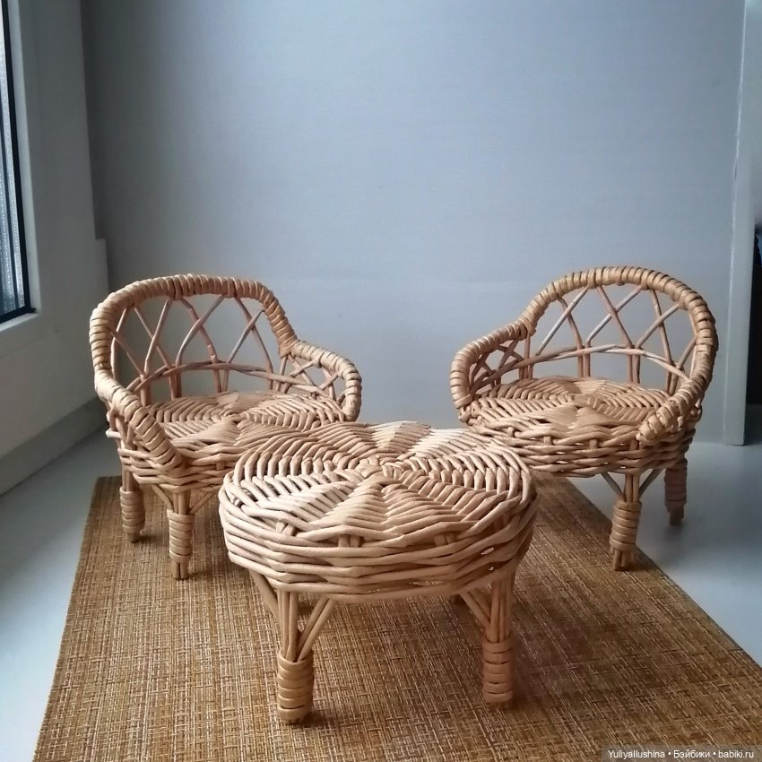 Стол диаметр 13см,высота 8см. Стулья диаметр 12см,высота сиденья 7см, спинка 13.5см.