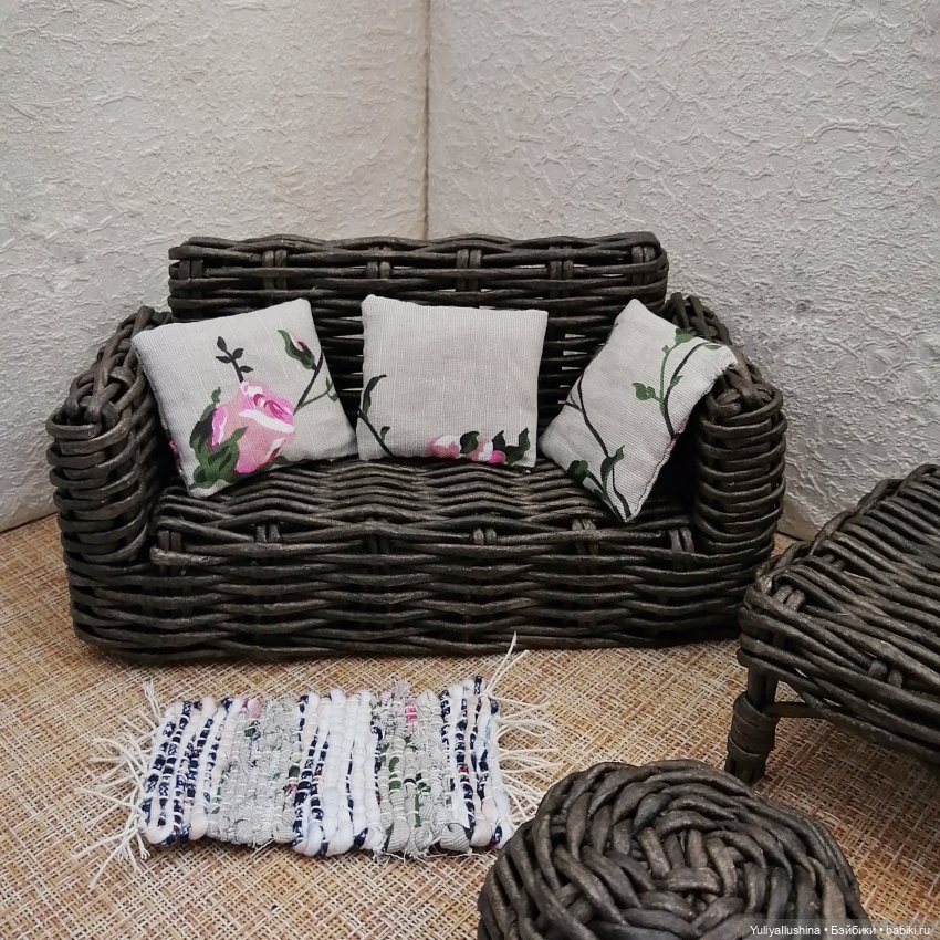 Диван длина сиденья 18, глубина 8 Длина 23, глубина 11 Высота 4,5, спинка 12, подлокотник 9 Пуф 8*5 Стол 9*12, высота 6 Половик 6*10 Подушка 6*7