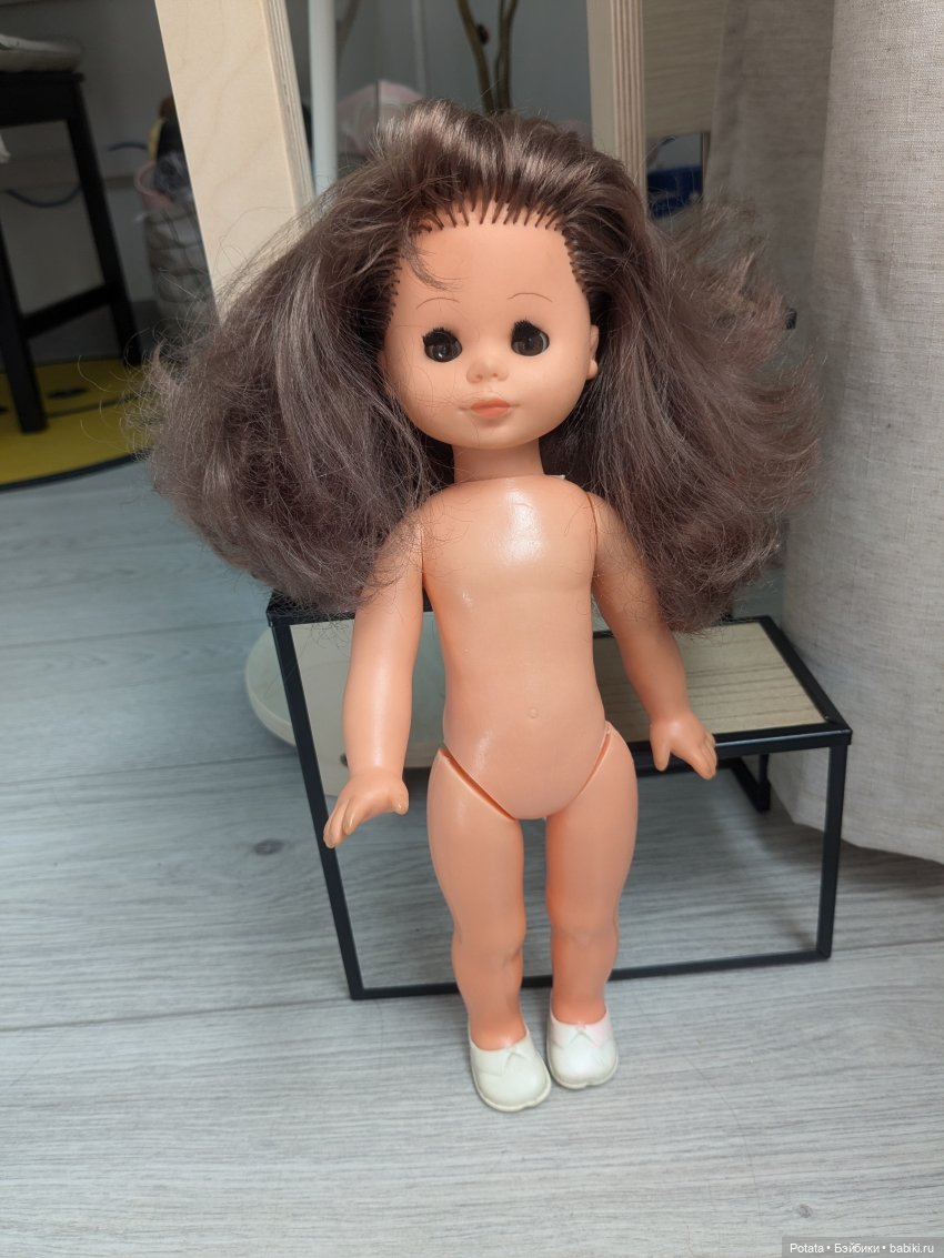 Уже с расчесанными волосами