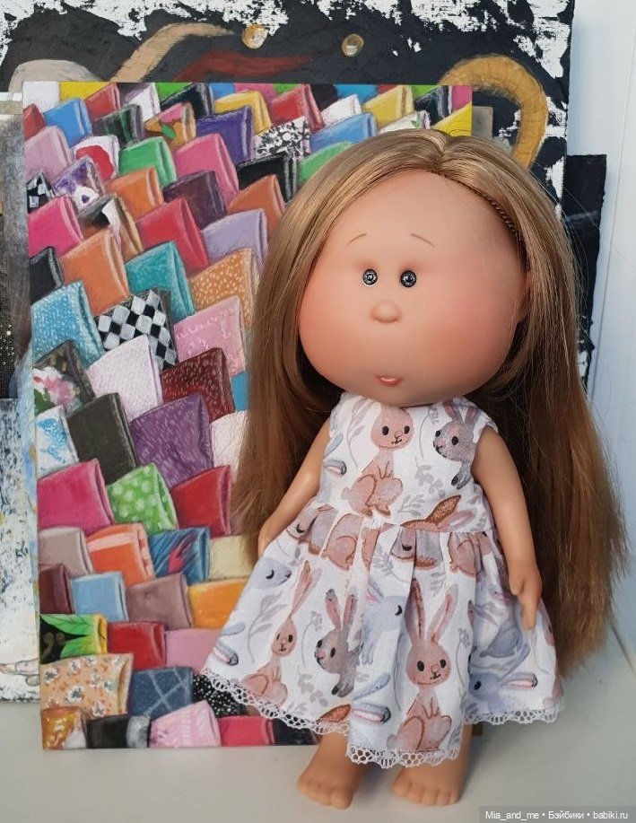 Мия позирует на фоне ковра