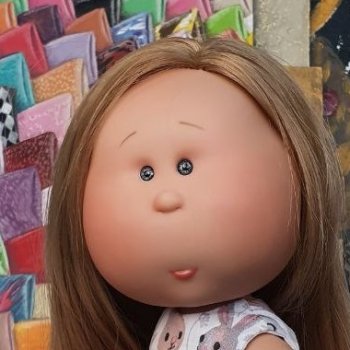 Мия позирует на фоне ковра