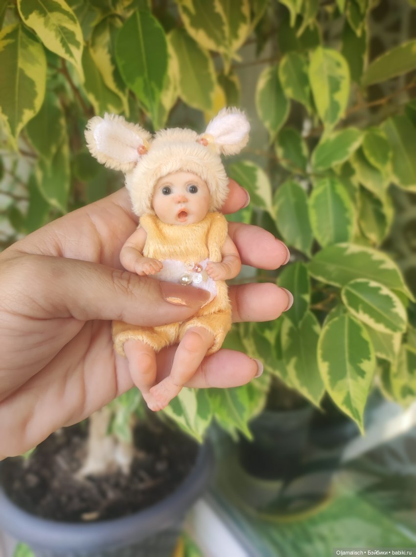 Удивленный малыш, выполнен из запекаемой глины ливинг долл. Слеплен полностью вручную без форм. Глазки-стекло. Тонирован красками Генезис, покрыт матовым лаком. Туловище мягкое, утяжелено стеклянным гранулятом. Головка крутится на шплинте. Ручки и ножки двигаются. Одежду можно полностью снимать. Размер около 8 см