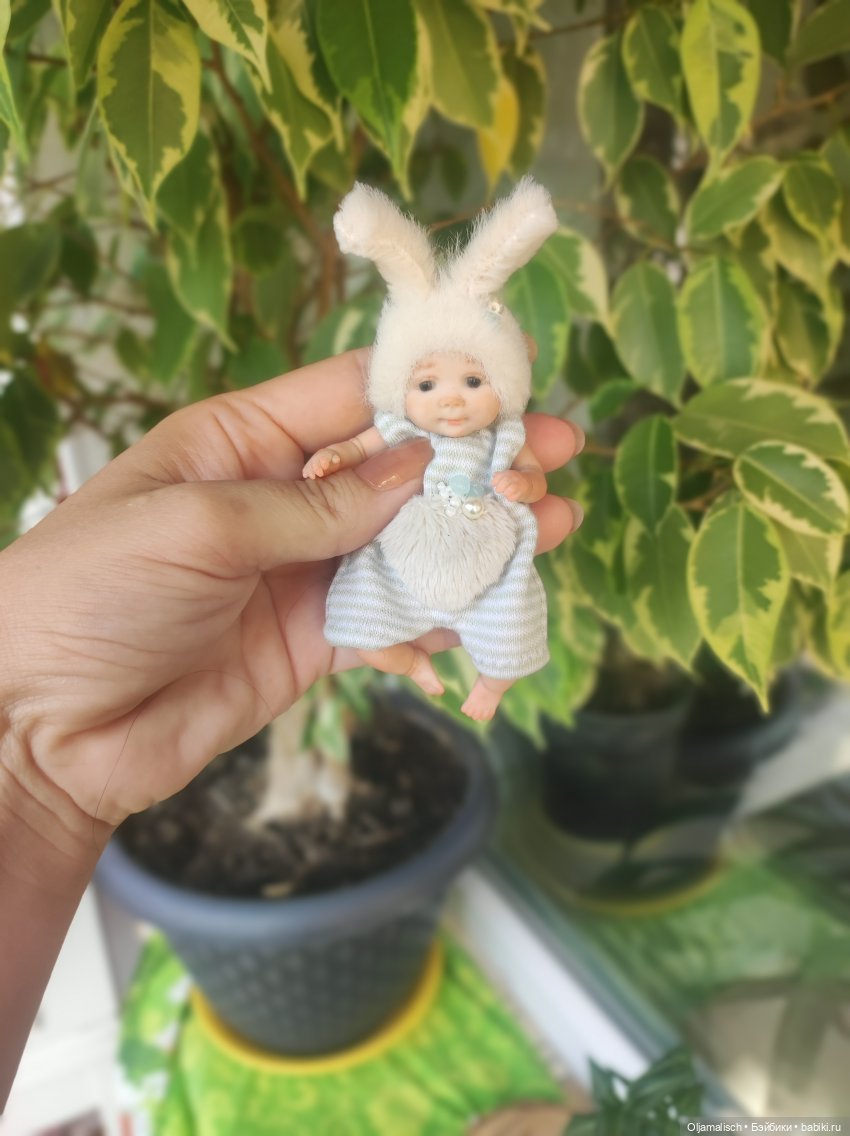 Обаятельный малыш, выполнен так же как и первый, головушка, ручки и ножки слеплены из пластики, туловище мягкое, утяжелено стеклянным гранулятом