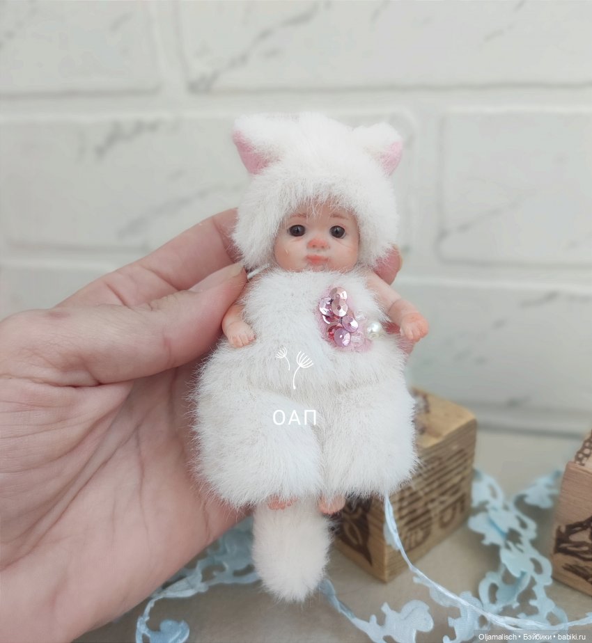 Нежный мягкий малыш, глазки из стекла, туловище мягкое, утяжелено стеклянным гранулятом. Головка, ручки, ножки слеплены без использования форм