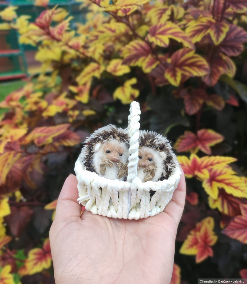 Ежики, выполнены из шерсти мериноса, методом сухое валяние, лапки на проволочном каркасе, колючки-ежиковый мохер. Очень миниатюрные и милые