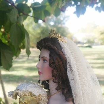 Зимняя невеста Александра октябрьским днём