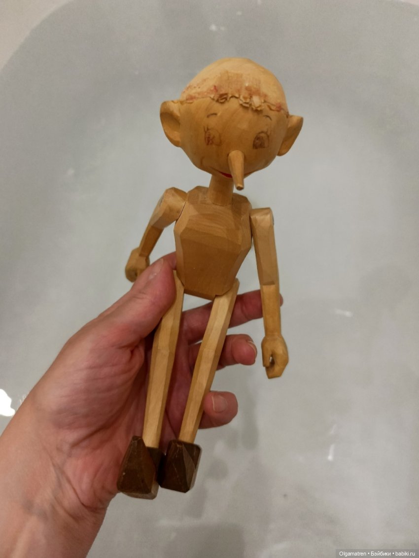 Длинный нос, с улыбкой мина