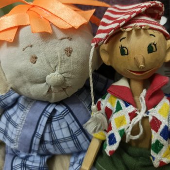 Длинный нос, с улыбкой мина...