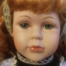 Винтажная фарфоровая кукла Anco 2001 с расписанным вручную фартуком