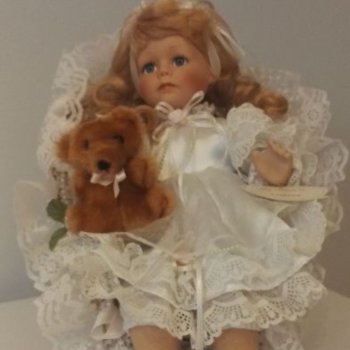 Может кто-то знает больше информации об этой куколке?