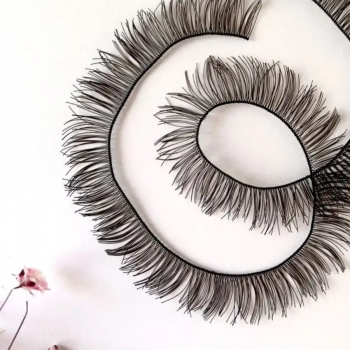 Как вы клеите ресницы