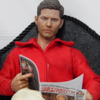 Дженсен одел рубашку.