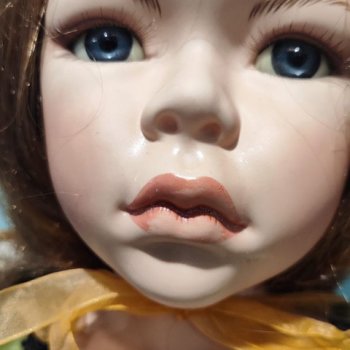 Помогите.Стерла кукле нечайно губы((Как можно исправить? Какие краски купить.