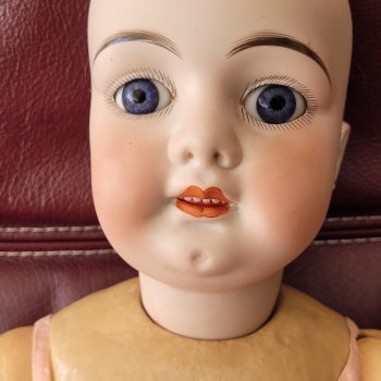 Здравствуйте уважаемые знатоки. Помогите идентифицировать куклу. Заранее спасибо.