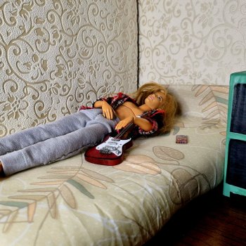 Дэн. Кровать. Гитара.