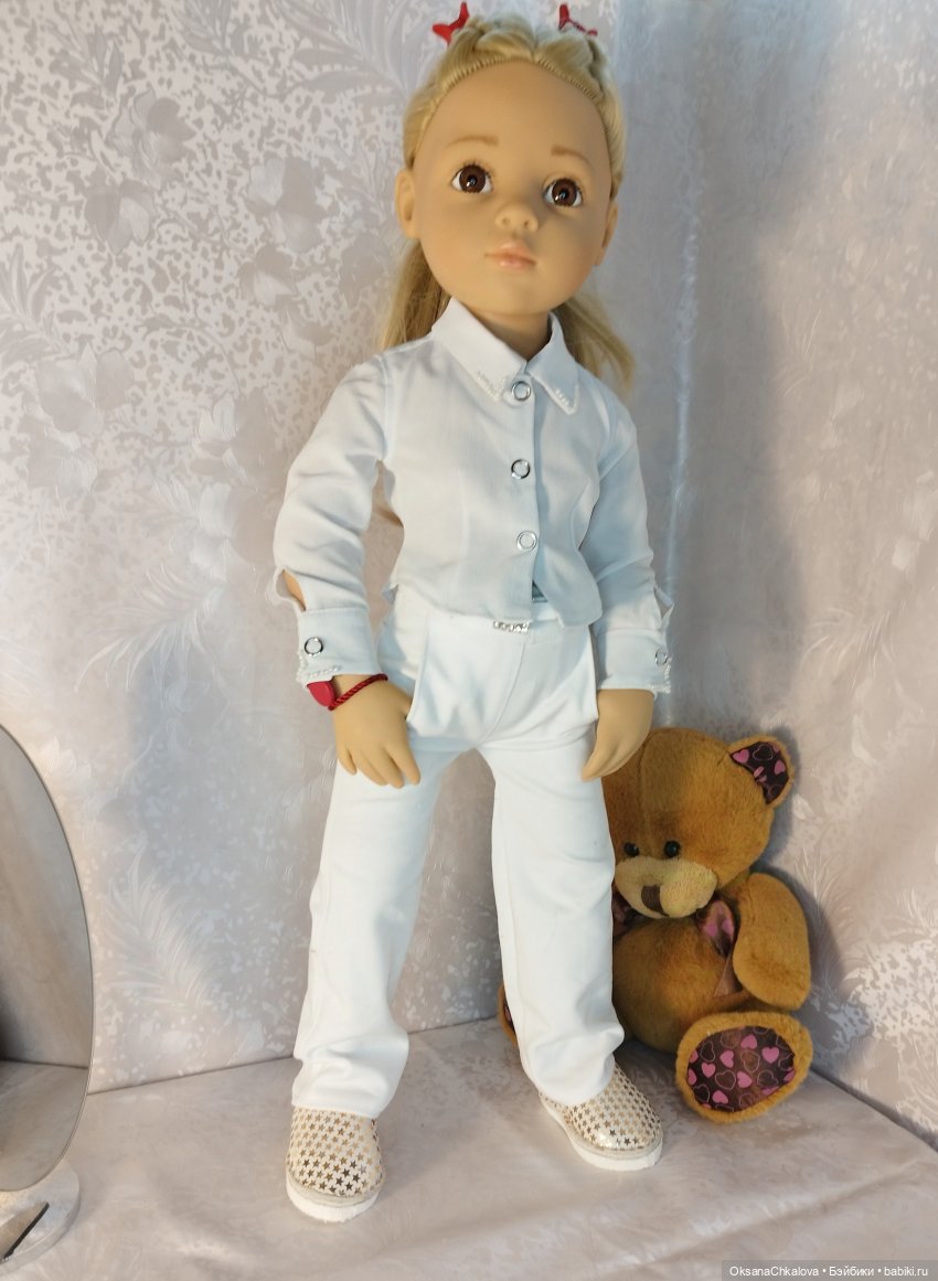 Белые джинсы с жилеткой, клтон стрейч, функциональные карманы, застёгивается сзади на кнопку и липучек в комплекте кожаный ремень.