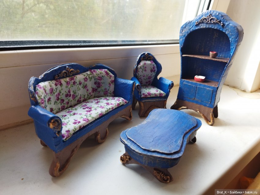 Гарнитур из дивана, кресла, столика и шкафчика. Картон, акрил, силикон. Масштаб 1/12. Изготовлено Brat_K.