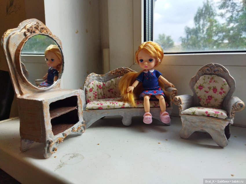 Гарнитур из дивана, кресла и туалетного столика с зеркалом. Картон, акрил, силикон. Масштаб 1/12. Изготовлено Brat_K.