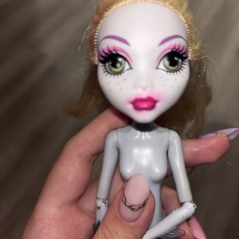 помогите с пятном на кукле monster high