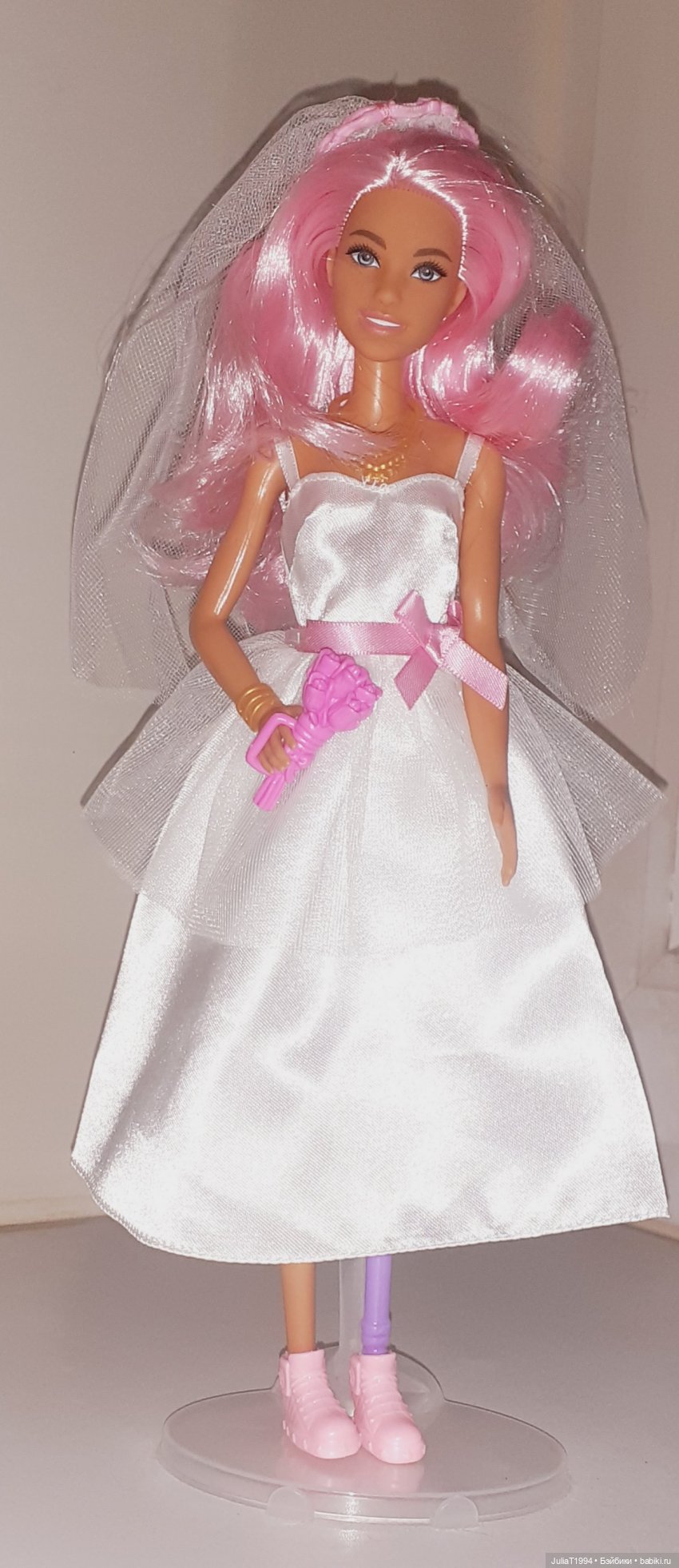 Габи радуется новому наряду