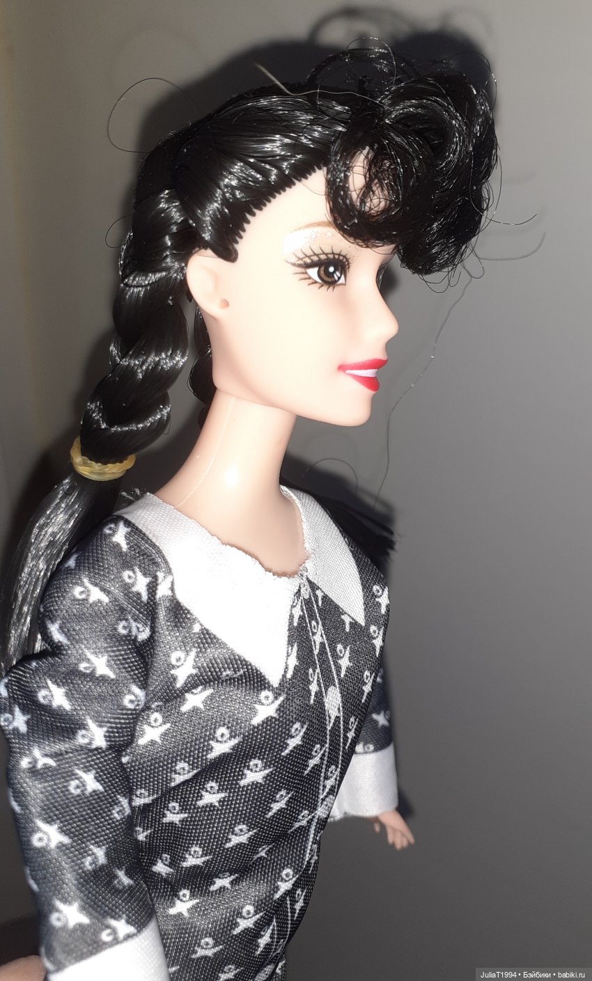 Уэнздей. Вид сбоку Уэнздей. Вид сбоку