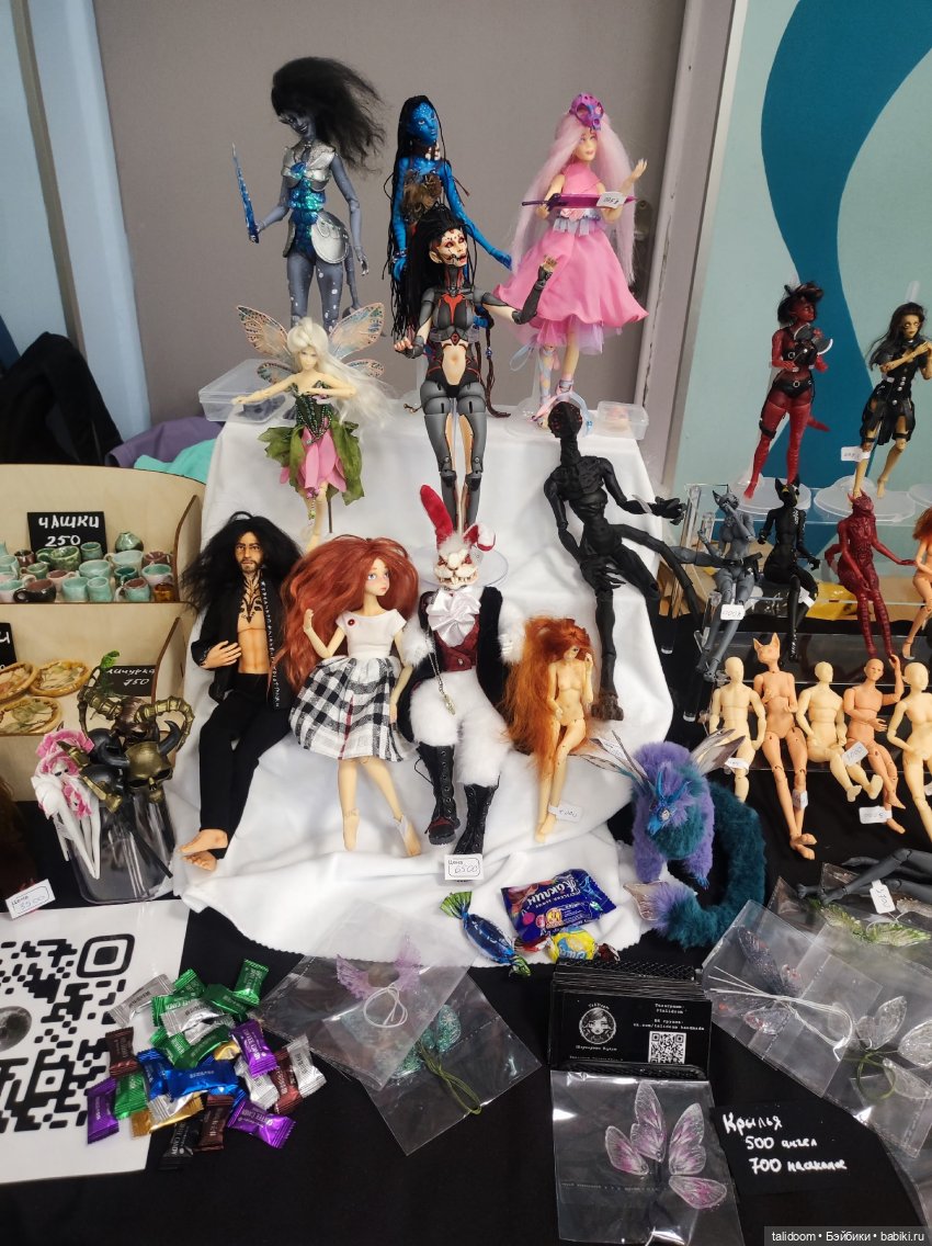 Часть моего стола с выставки "Мифы"