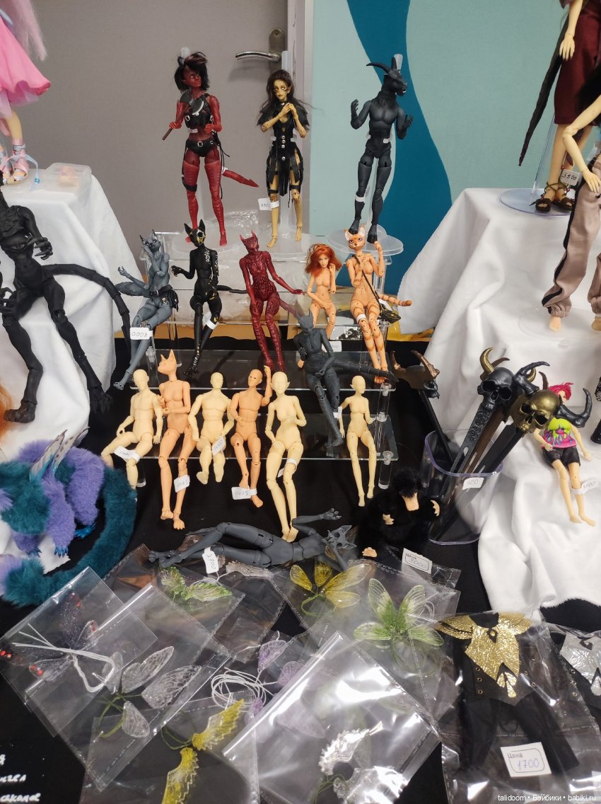 Вторая часть стола с выставки "Мифы"