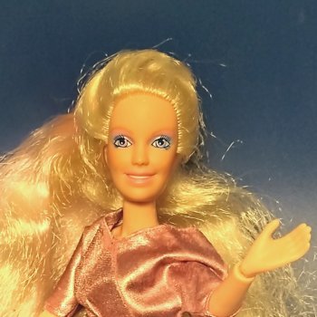 Jem and the holograms, сравнение с Дарси, устройство шейного шарнира