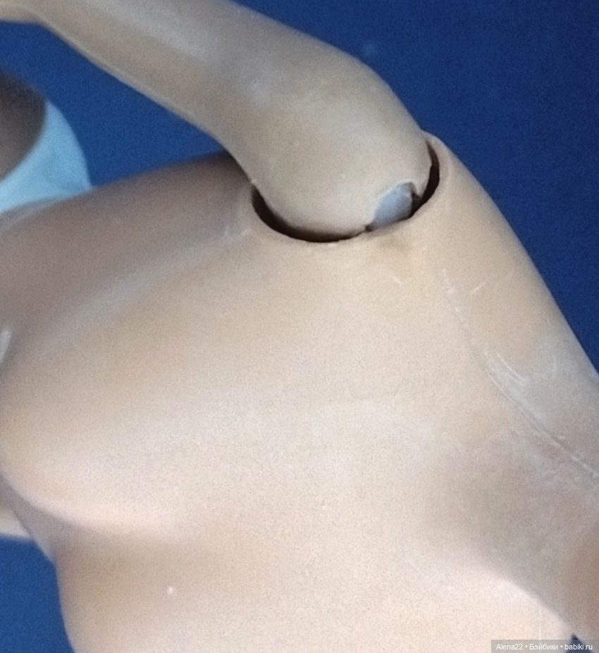 Пацка сколов на плечах Барби и аналогов