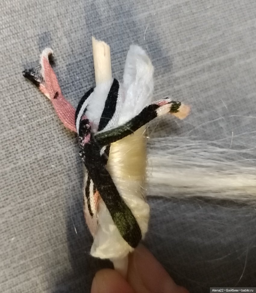 Как красиво завить кукольные волосы