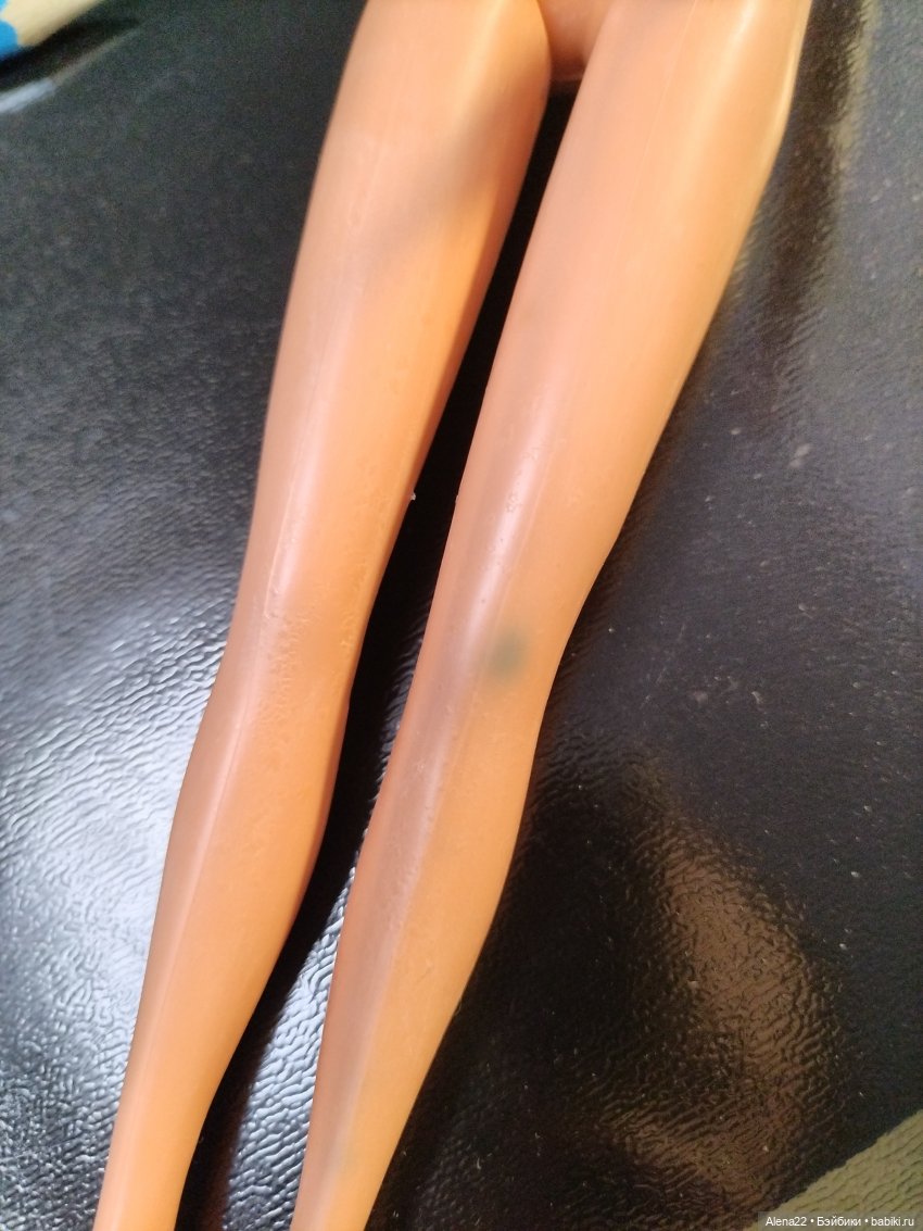 Пятно от окисления металлических шарниров в ногах винтажной Барби