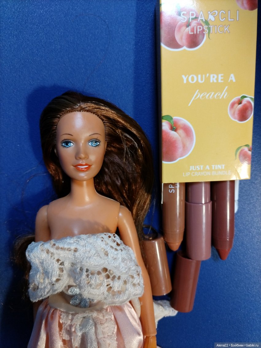 Исправляю тон лица куклы с помощью помады