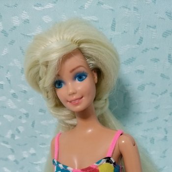 Чем делать мейк Барби 90х, чтобы не трескался? Почему не держится акрил?