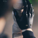 Шарнирные руки в чёрных перчатках от LLT