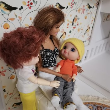 Знакомство Васи с сестрёнкой