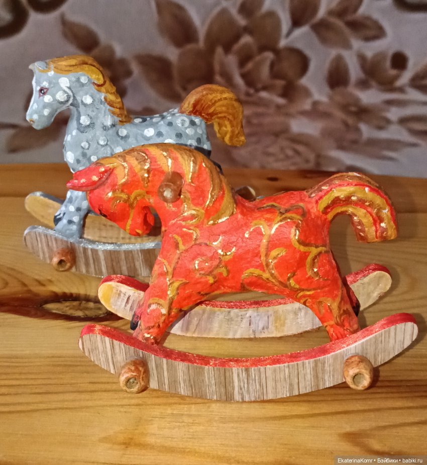 Лошадка-качалка, выполнена она из ваты, подойдёт для игр и фотосессий, а также украшения интерьера.