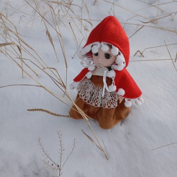 Девочка в красном