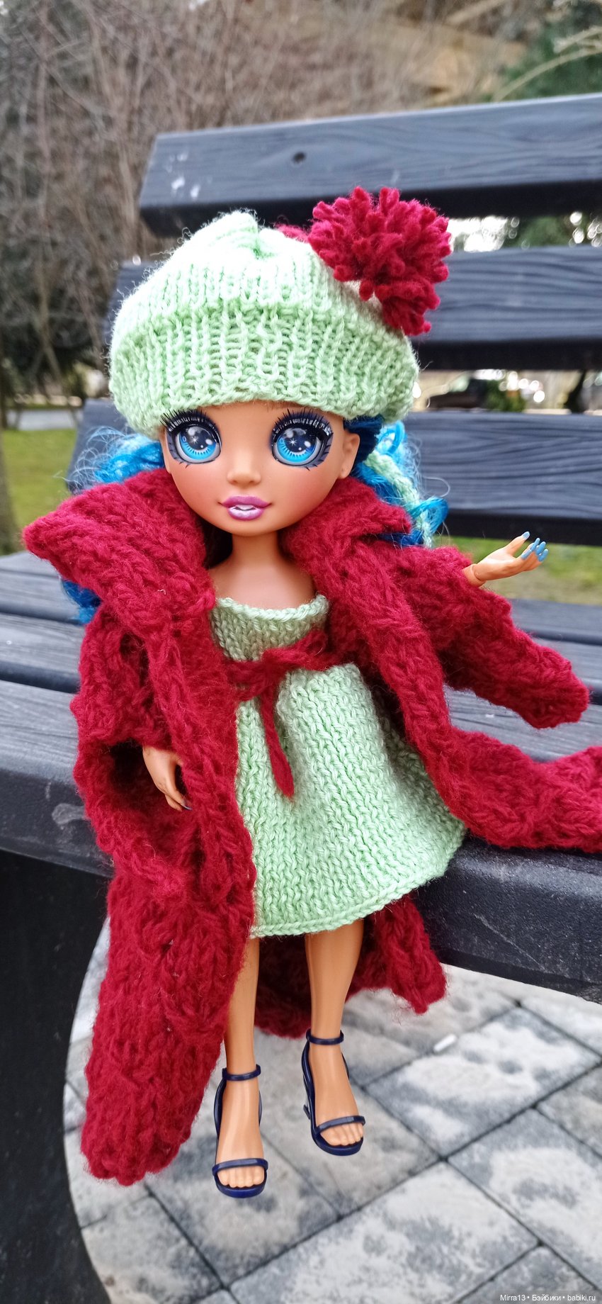 кукла Рэйнбоу Хай, на лавочке в Сочи (район Хоста)