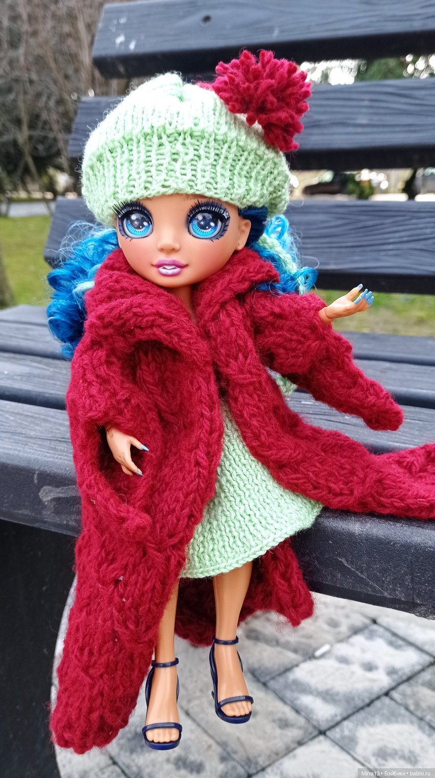 кукла Рэйнбоу Хай, куплена на Озоне, фото в сквере на Хосте (Сочи) кукла Рэйнбоу Хай, куплена на Озоне, фото в сквере на Хосте (Сочи)