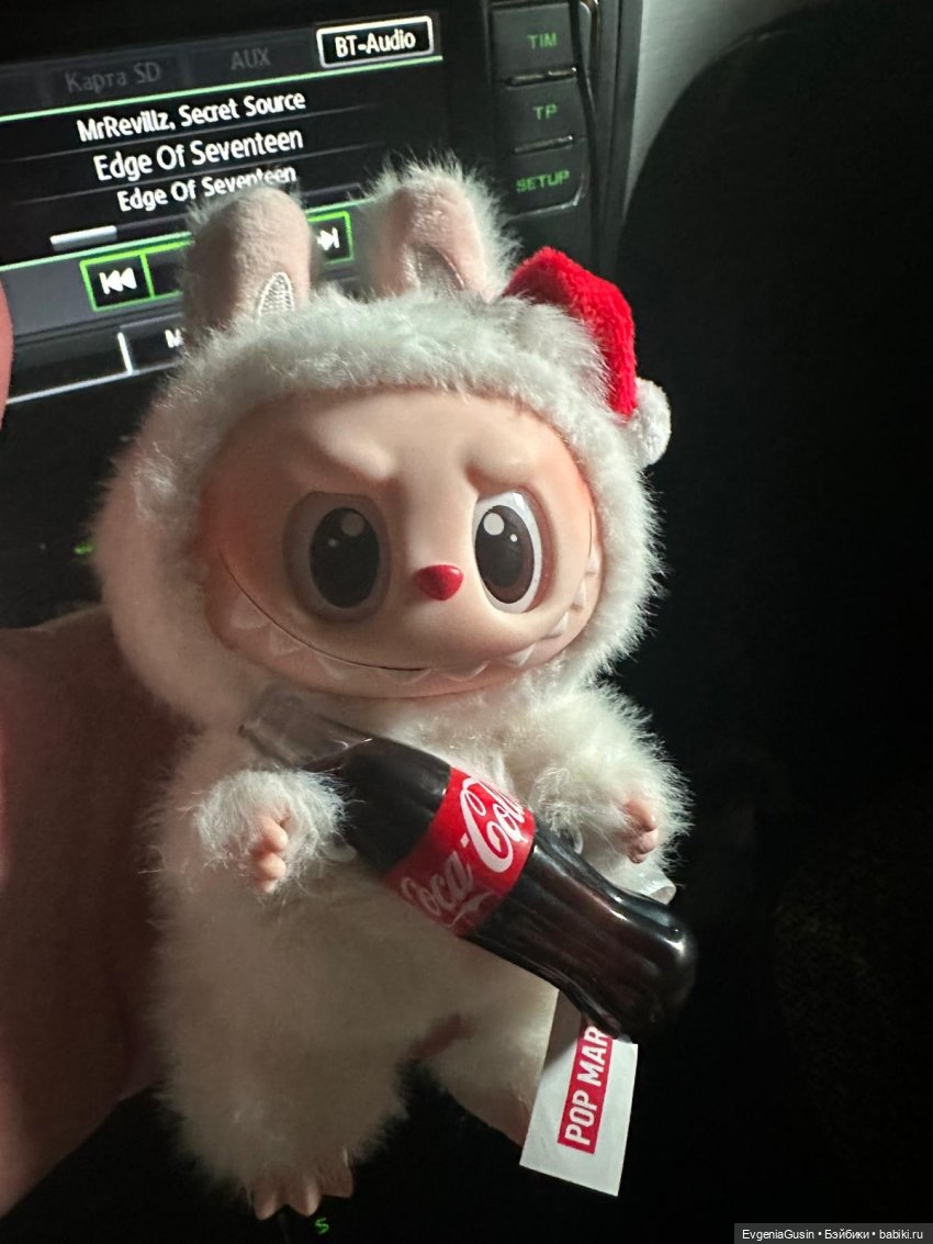 я спокойно отношусь к игрушкам , но вчера у меня появился первый монстрик coca cola никогда не думала , что это такая прелесть . по описанию оригинал , а сегодня заказала ему друга , теперь буду ждать , по отзывами описанию должен быть оригинал , жду