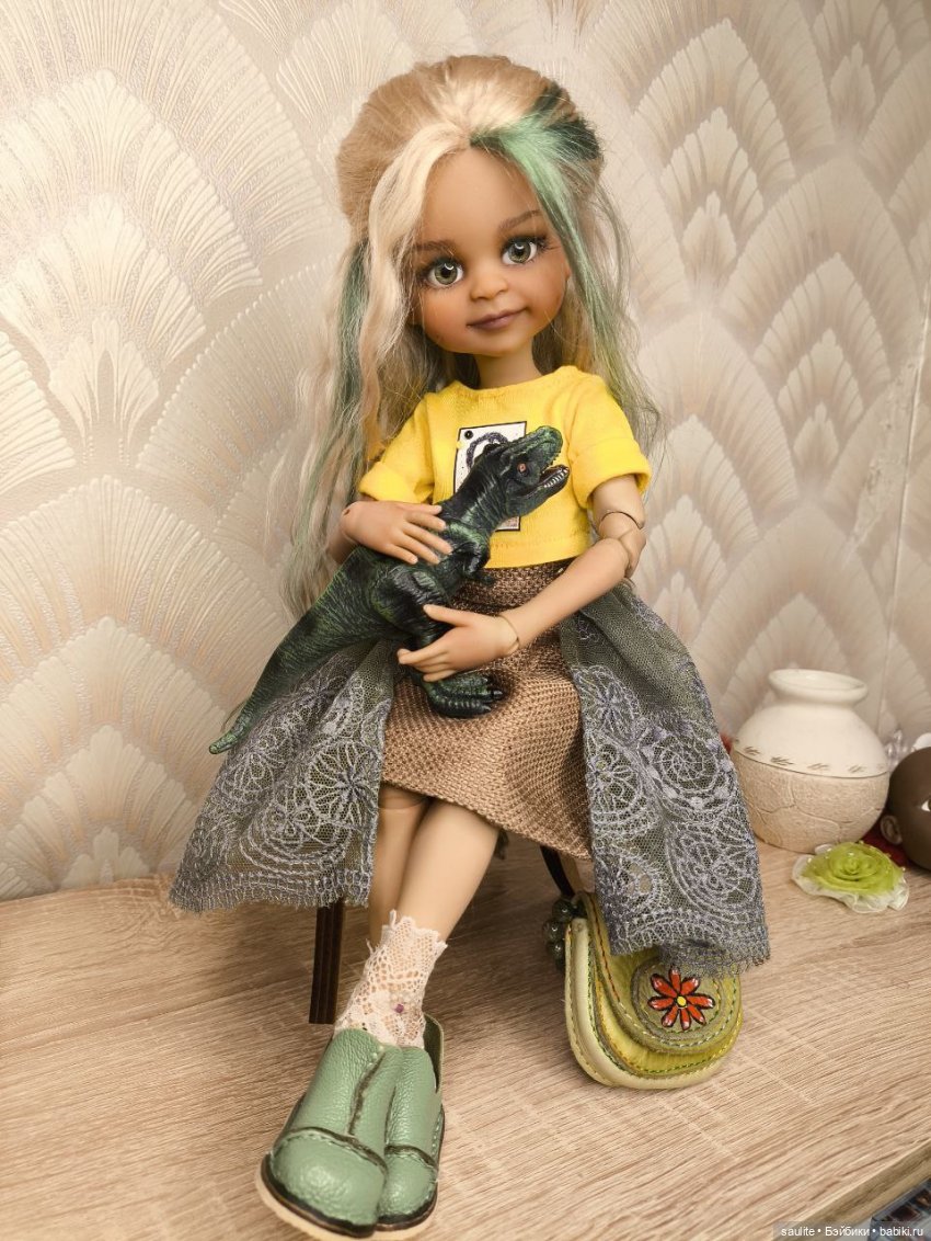 Хлоя в наряде ручной работы