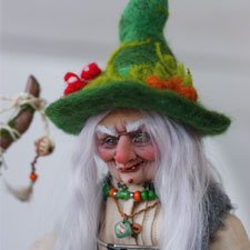 Лесная ведьма с волшебным посохом и корзинкой